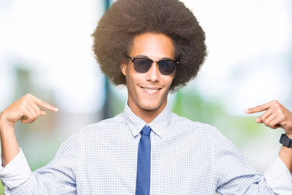 Молодий Афроамериканець Ділова Людина Афро Волосся Носити Сонцезахисні Окуляри Дивлячись — стокове фото