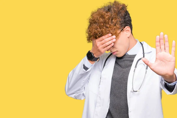 Ung Stilig Läkare Man Klädd Medicinsk Kappa Som Täcker Ögon — Stockfoto