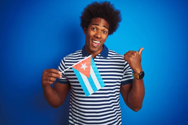 Młody African Amerykański Mężczyzna Trzyma Kuba Kubański Flaga Stoi Białym — Zdjęcie stockowe
