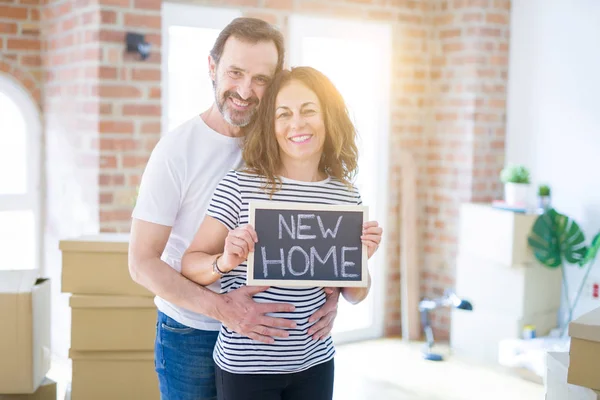 Casal sênior de meia-idade se mudando para uma nova casa, sorrindo feliz em — Fotografia de Stock