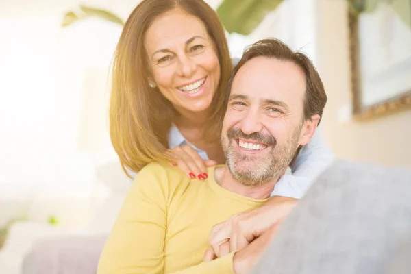 Coppia romantica di mezza età seduta sul divano di casa — Foto Stock