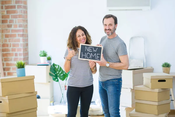 Mediana Edad Pareja Ancianos Sosteniendo Pizarra Moviéndose Una Nueva Casa — Foto de Stock