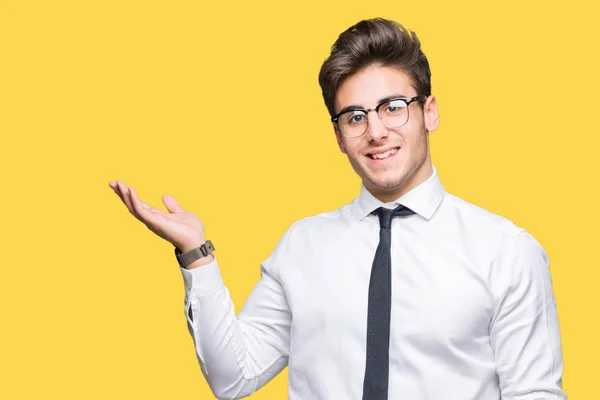 Jovem Homem Negócios Vestindo Óculos Sobre Fundo Isolado Sorrindo Alegre — Fotografia de Stock