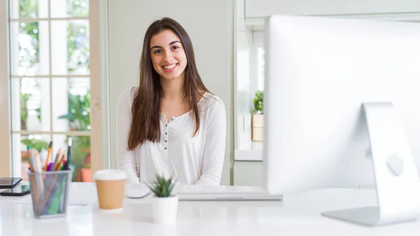 Hermosa joven mujer de negocios que trabaja con el ordenador, sonriendo una —  Fotos de Stock
