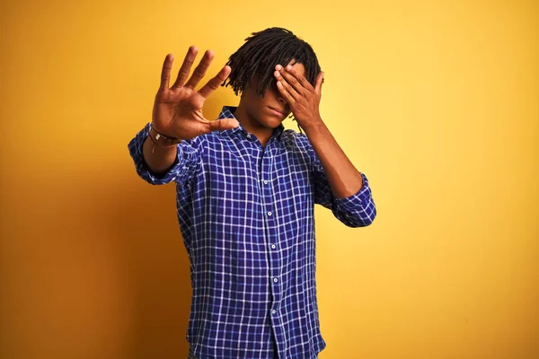 Homem Afro Com Dreadlocks Vestindo Camisa Casual Sobre Fundo Amarelo — Fotografia de Stock