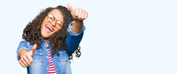 Giovane Bella Donna Con Capelli Ricci Con Gli Occhiali Che — Foto Stock