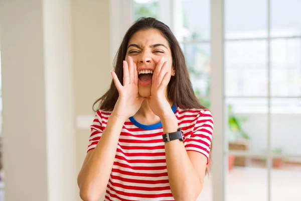 Schöne junge Frau schreit und schreit mit der Hand auf dem Mund — Stockfoto