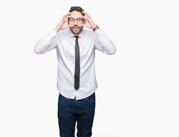 Unga Stiliga Affärsman Som Bär Glasögon Över Isolerade Bakgrund Försöker — Stockfoto