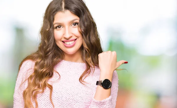 Jovem Mulher Bonita Vestindo Suéter Rosa Sorrindo Com Rosto Feliz — Fotografia de Stock