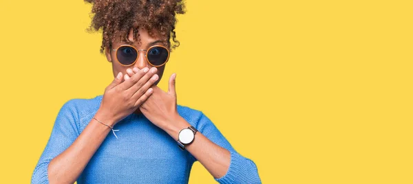 Hermosa Mujer Afroamericana Joven Con Gafas Sol Sobre Fondo Aislado —  Fotos de Stock