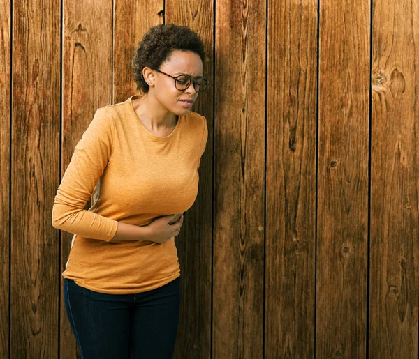 Jeune Belle Femme Afro Américaine Portant Des Lunettes Sur Fond — Photo