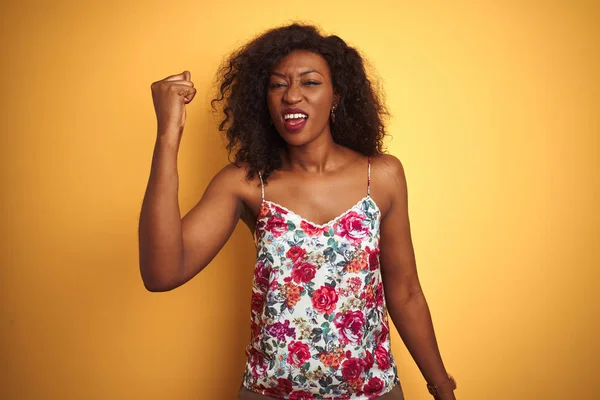 Mujer Afroamericana Vistiendo Una Camiseta Floral Verano Sobre Aislado Fondo —  Fotos de Stock
