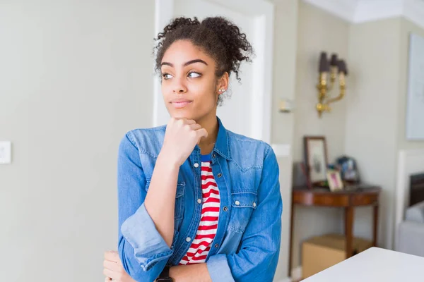 Schöne Junge Afrikanisch Amerikanische Frau Mit Afro Haaren Lässiger Jeansjacke — Stockfoto