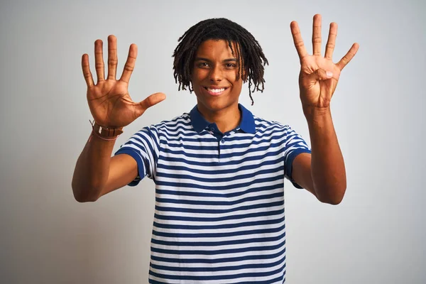 Çizgili mavi polo giyen dreadlocks giyen Afro adam izole beyaz arka plan üzerinde duran gösteren ve emin ve mutlu gülümserken parmakları sayısı dokuz işaret.