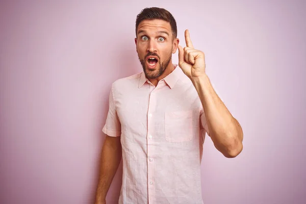 Joven Hombre Guapo Con Elegante Camisa Verano Sobre Fondo Rosa —  Fotos de Stock