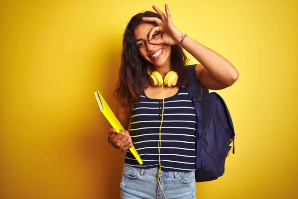 Estudante Mulher Vestindo Bakcpack Notebook Fones Ouvido Sobre Fundo Amarelo — Fotografia de Stock