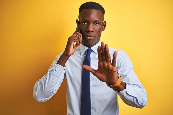 Hombre Negocios Afroamericano Hablando Teléfono Inteligente Parado Sobre Fondo Amarillo —  Fotos de Stock