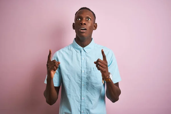 Hombre Afroamericano Con Camisa Casual Azul Pie Sobre Fondo Rosa —  Fotos de Stock