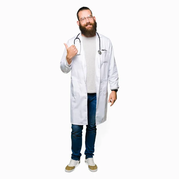 Young Blond Doctor Man Beard Wearing Medical Coat Smiling Happy — Stock Photo, Image