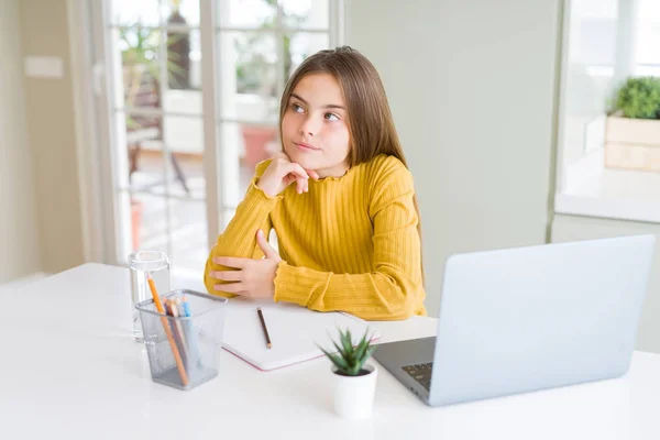 Belle Jeune Fille Étudiant Pour École Aide Ordinateur Portable Avec — Photo