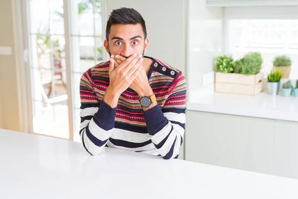 Schöner Hispanischer Mann Der Hause Einen Gestreiften Pullover Trägt Schockiert — Stockfoto