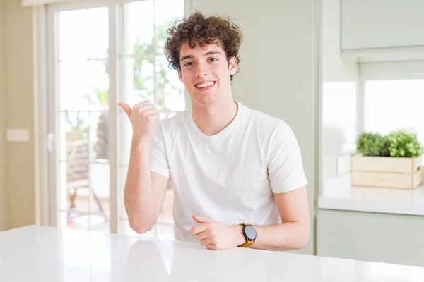 Joven Hombre Guapo Vistiendo Camiseta Blanca Casa Sonriendo Con Cara —  Fotos de Stock