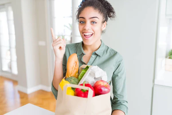 Joven Afroamericana Chica Sosteniendo Bolsa Papel Comestibles Supermercado Muy Feliz — Foto de Stock