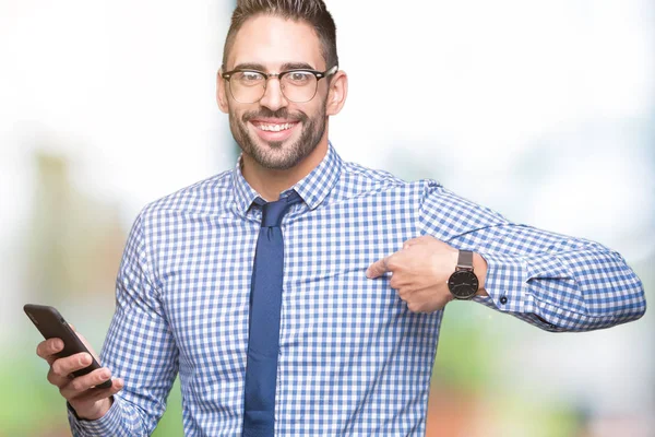 Jonge Zakenman Met Smartphone Geïsoleerde Achtergrond Met Verrassing Gezicht Wijzende — Stockfoto