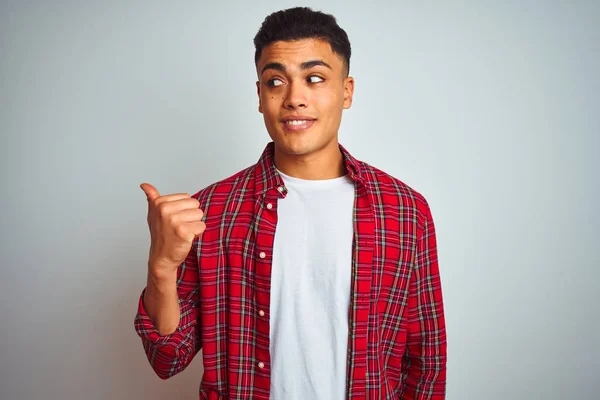 Jeune Homme Brésilien Portant Chemise Rouge Debout Sur Fond Blanc — Photo