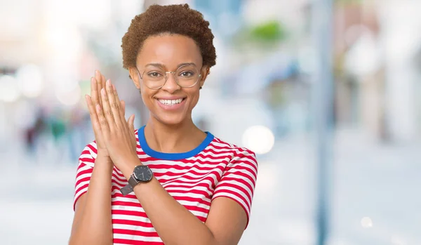 Vackra Unga Afroamerikanska Kvinnan Bär Glasögon Över Isolerade Bakgrund Klappa — Stockfoto