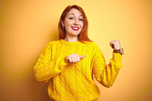 Hermosa Pelirroja Vistiendo Suéter Invierno Pie Sobre Fondo Amarillo Aislado —  Fotos de Stock