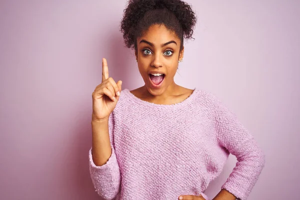 스웨터를 아프리카 미국인 여성이 성공적인 아이디어로 손가락을 가리키는 분홍색 있습니다 — 스톡 사진