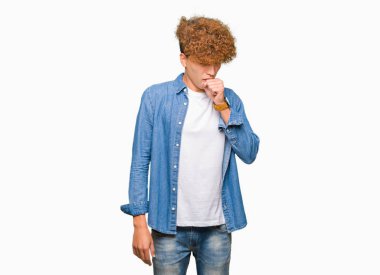 Afro saç ile genç yakışıklı adam denim ceket duygusuz hissi ve soğuk veya bronşit için belirti olarak öksürük. Sağlık konsepti.