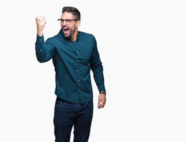 Kızgın arka plan üzerinde gözlük takan genç yakışıklı iş adamı izole ve kızgın yetiştirme hayal kırıklığı ve öfke ile bağırarak süre öfkeli yumruk. Öfke ve agresif kavramı.