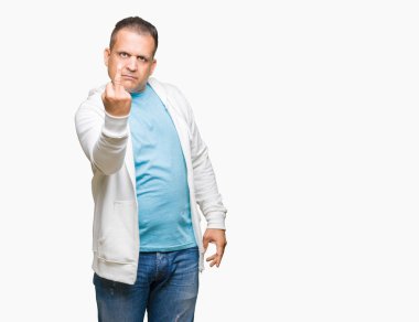 Orta çağda Arap adam izole arka planda Sweatshirt giyiyor orta parmak, terbiyesiz ve kaba Fuck off ifadesi gösteriliyor