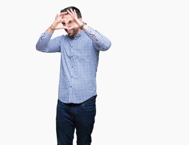 İzole arka plan yaparken kalp şekli ile el ve parmak işareti seyir gülümseyen genç yakışıklı adam