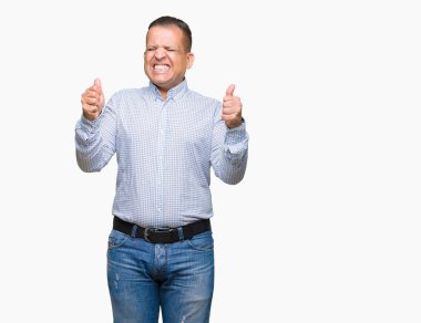 Orta yaş Arap iş adamı izole arka kolları olan başarı için heyecan üzerinde zafer kutluyor gülümseyen kaldırdı. Kazanan kavramı.