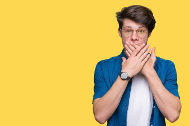 Üzerinde gözlük takan genç yakışıklı adam arka plan ağız hata için elleriyle kapsayan şok izole. Gizli kavramı.