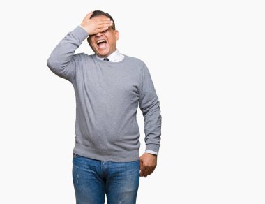 Orta yaş bussines Arap adam gülümsüyor ve gözleri için sürpriz kapsayan yüz el ile gülüyor izole arka plan üzerinde gözlük takıyorum. Kör kavramı.