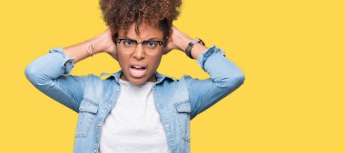 Güzel genç Afro-Amerikan kadın üzerinde gözlük takan arka plan deli izole ve baş, korkuyor ve açık ağzı ile şok sürpriz elleriyle korkuttu