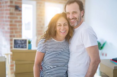 Orta yaş Senior çift yeni bir eve hareket, mutlu gülümseyen