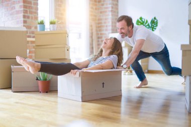 Orta yaş Senior romantik çift var eğlenceli Binicilik iç arasında CA