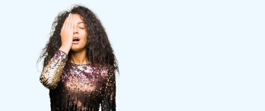 Genç güzel kız kıvırcık saç giyen gece partisi elbise esneme yorgun kapsayan yarım yüz, göz ve ağız ile el. Yüz acı acıyor.