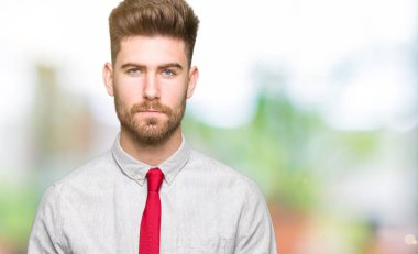 Genç yakışıklı iş adamı şüpheci ve sorun nedeniyle gergin, papatyanın üzgün. Negatif kişi.