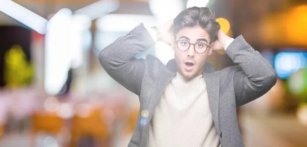 Fiatal Üzletember Szemüveg Viselése Alatt Elszigetelt Háttér Őrült Félek Kezét — Stock Fotó