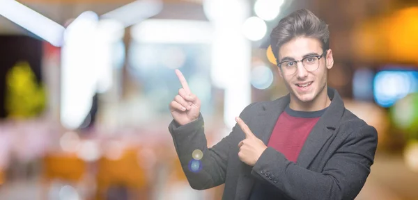 Jovem Bonito Homem Elegante Vestindo Óculos Sobre Fundo Isolado Sorrindo — Fotografia de Stock