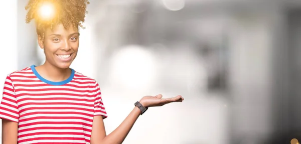 Mooie Jonge Afro Amerikaanse Vrouw Geïsoleerde Achtergrond Lacht Vrolijk Presenteren — Stockfoto