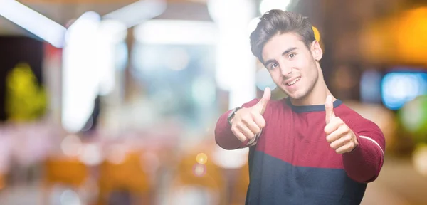 Jovem Homem Bonito Sobre Fundo Isolado Aprovando Fazer Gesto Positivo — Fotografia de Stock