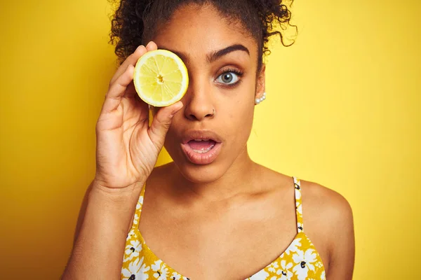 Jovem Afro Americana Segurando Fatia Limão Sobre Fundo Amarelo Isolado — Fotografia de Stock