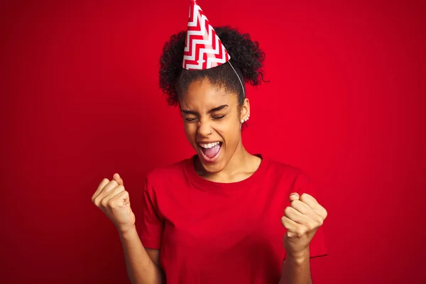 Молодая Афро Американка Шляпе День Рождения Изолированном Красном Фоне Счастлива — стоковое фото